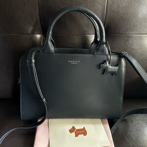 Radley London Navy Blue Handbag – Timeless Elegance